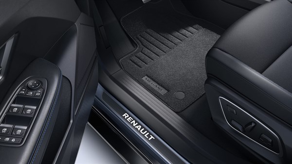 Renault Megane E-Tech electric - črne tekstilne preproge z napisom Megane in prag vrat z napisom Renault