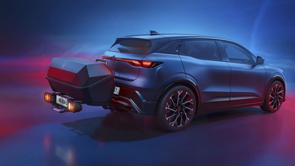 Renault Megane E-Tech electric - zadnji tričetrtinski pogled s prtljažno škatlo na nosilcu na vlečni kljuki