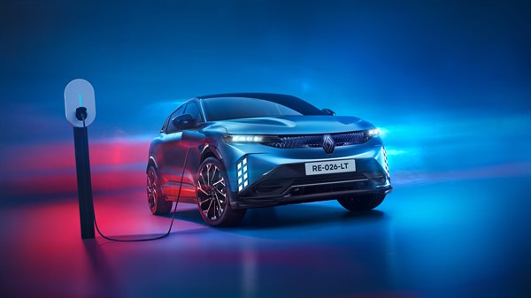 Renault Megane E-Tech vozilo modro sprednji tričetrtinski pogled priključeno na polnilno postajo v studiu