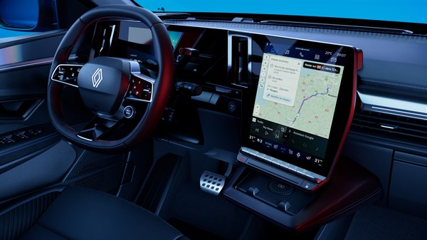 Renault Megane E-Tech vozilo notranjost volan in openR link zaslon z Google Maps navigacijo
