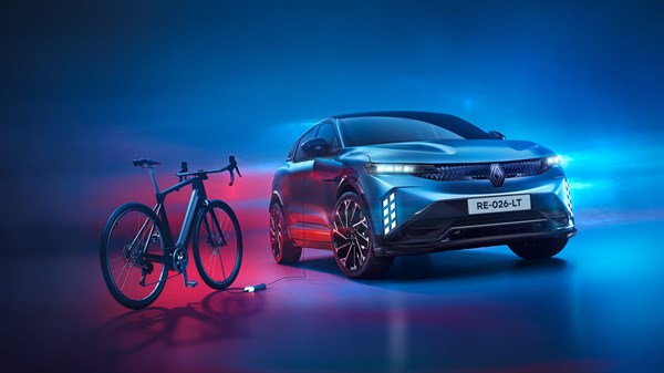 Renault Megane E-Tech vozilo modro sprednji pogled s kolesom priključenim na V2L napajanje v studiu