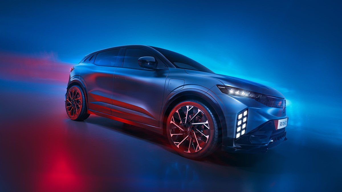 Renault Megane E-Tech vozilo sivo sprednji tričetrtinski pogled v studiu z rdečimi platišči