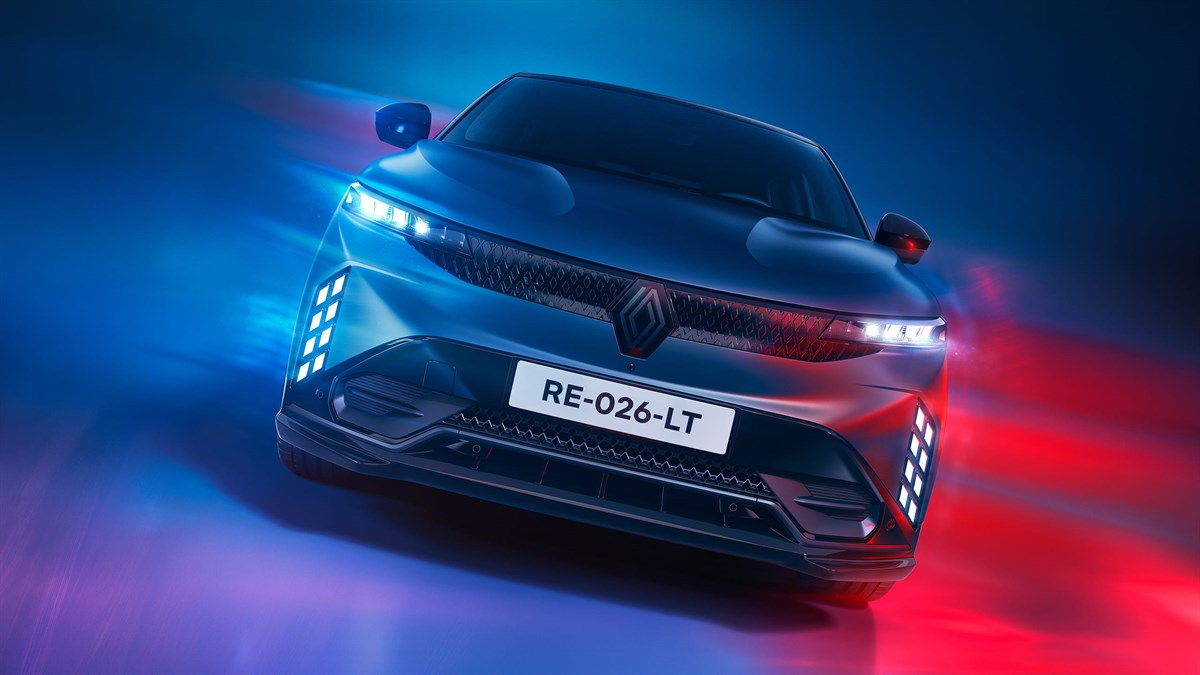 Renault Megane E-Tech vozilo sivo sprednji pogled detajl prednjih luči v studiu