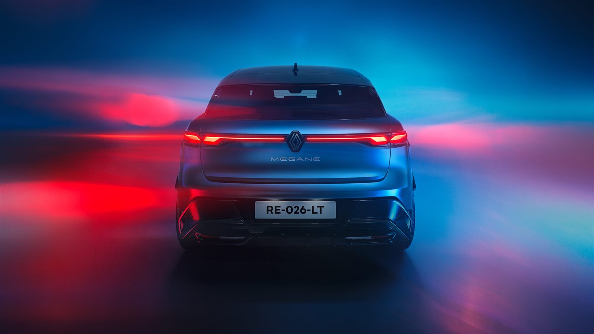 Renault Megane E-Tech vozilo sivo zadnji pogled z rdečimi stop lučmi v studiu