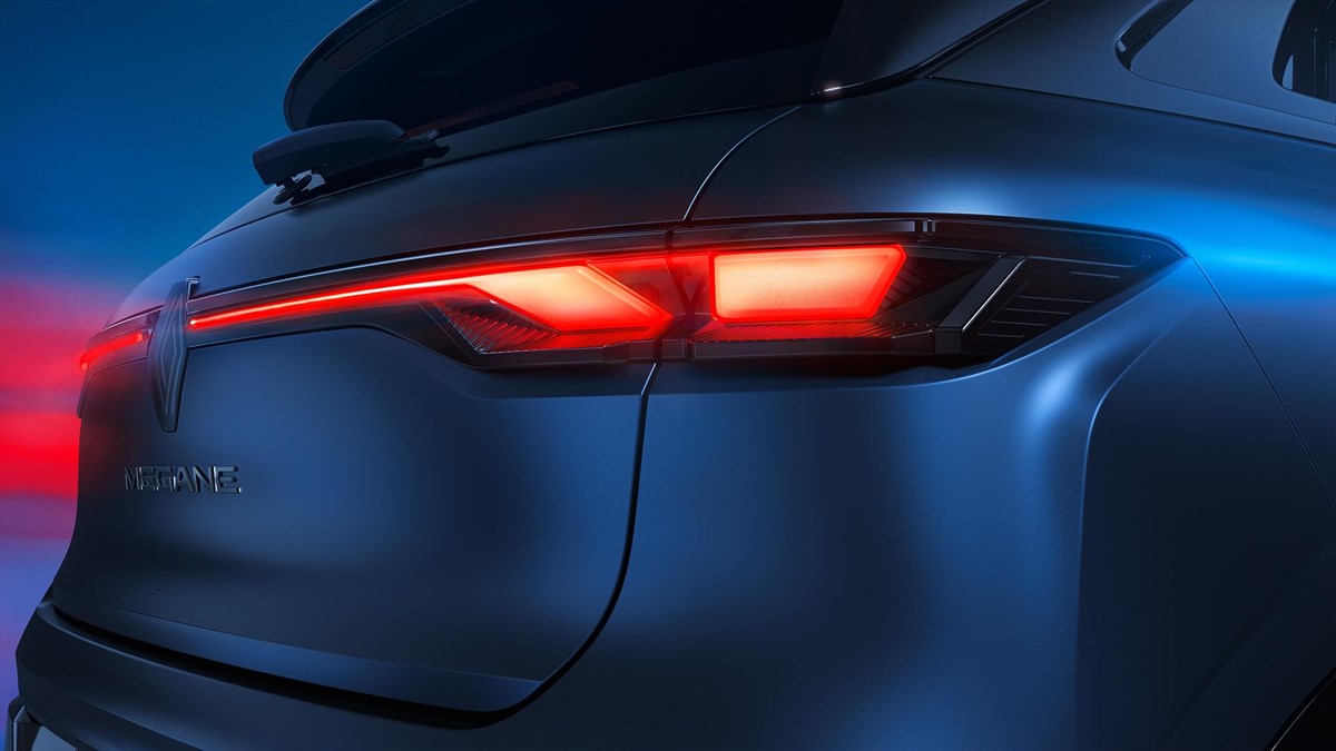 Renault Megane E-Tech vozilo temno modro detajl zadnje luči v studiu