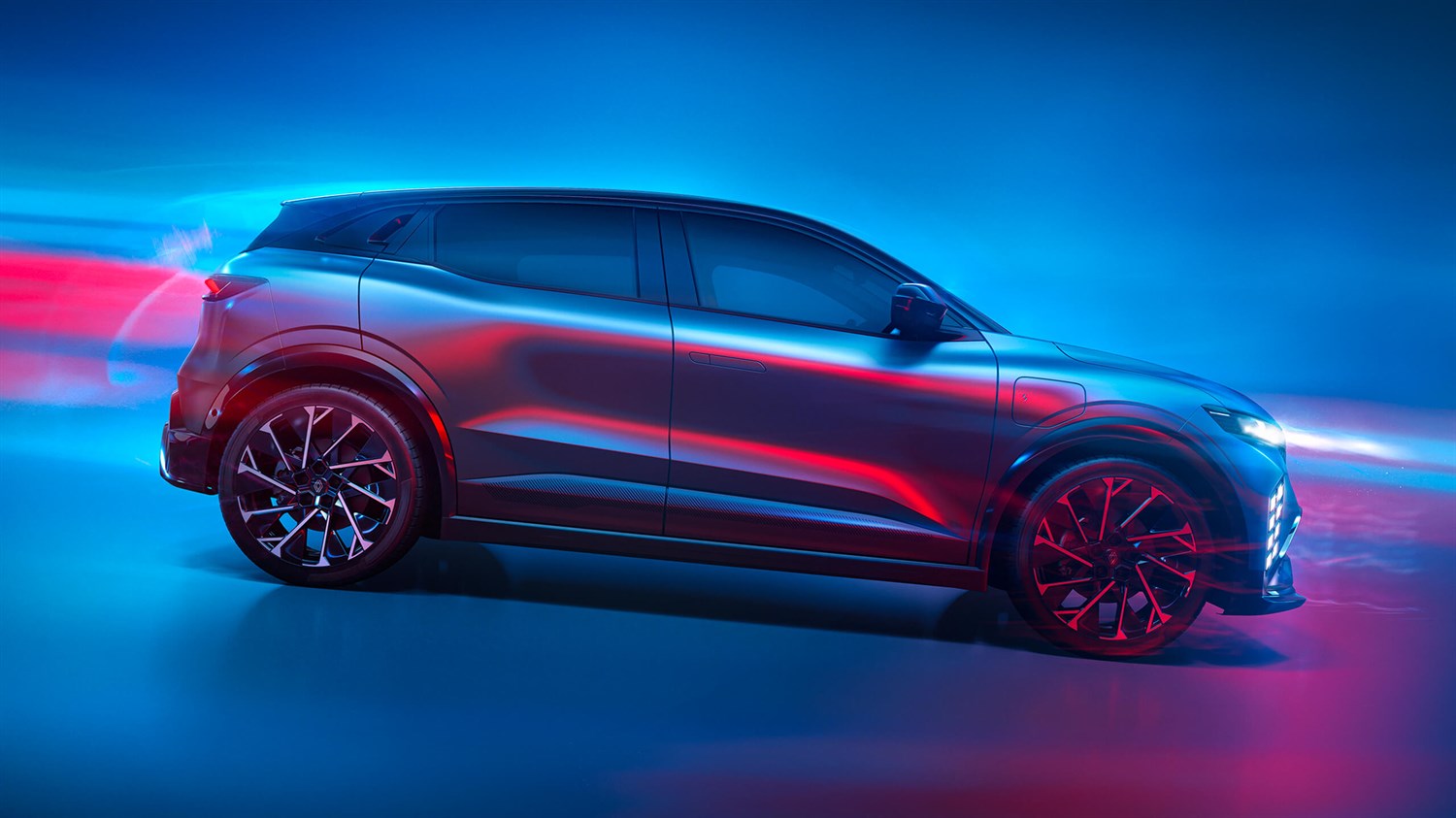 Renault Megane E-Tech vozilo temno sivo stranski profil v studiu z rdečimi platišči