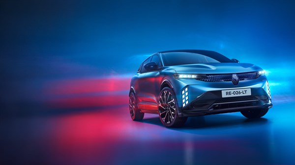 Renault Megane E-Tech vozilo sivo modro sprednji tričetrtinski pogled v studiu z rdečimi platišči