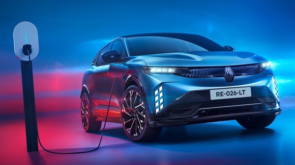 Renault Megane E-Tech electric, priključen na polnilnico, v modri in rdeči svetlobi.