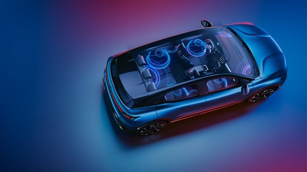 Renault Megane E-Tech vozilo modro pogled od zgoraj z grafičnim prikazom zvočnega sistema