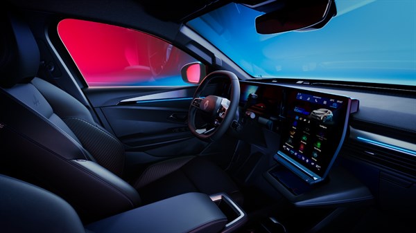 Renault Megane E-Tech vozilo notranjost volan in openR link zaslon z Multi-Sense nastavitvami