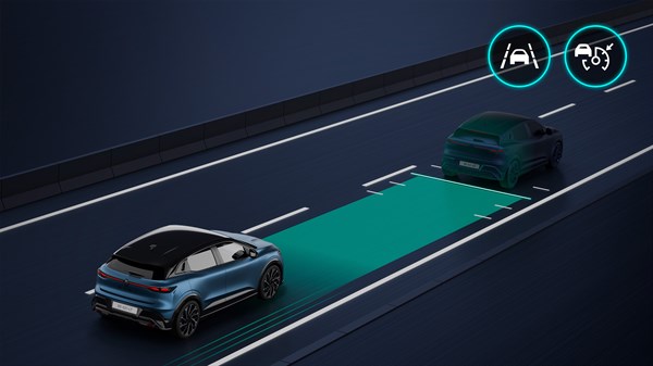 Renault Megane E-Tech vozilo modro grafični prikaz adaptivnega tempomat sistema na cesti ponoči