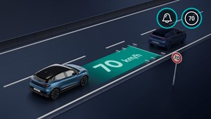 Renault Megane E-Tech električni prikaz sistema za prepoznavanje omejitev hitrosti, cesta s prometnim znakom 70 km/h