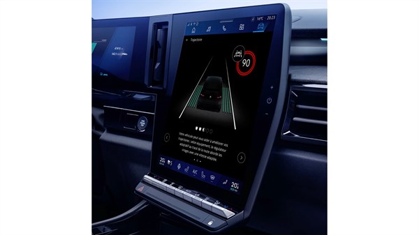 Pogled iz notranjosti Renault Rafale na digitalne zaslone in projicirane informacije na vetrobranskem steklu med vožnjo.