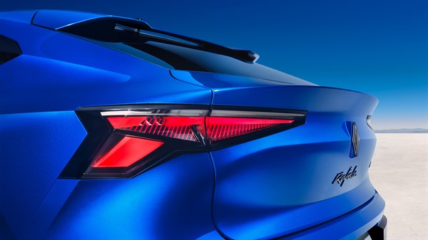 Zadnji del Renault Rafale v električno modri barvi, poudarjena zadnja LED svetila in napis Rafale.