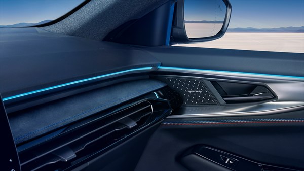 Notranjost vrat Renault Rafale z zvočnikom Harman Kardon, ambientalno osvetlitvijo in rdeče-modrimi šivi.