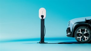 Renault 4 vozilo pri polnilni postaji na turkiznem studijskem ozadju.