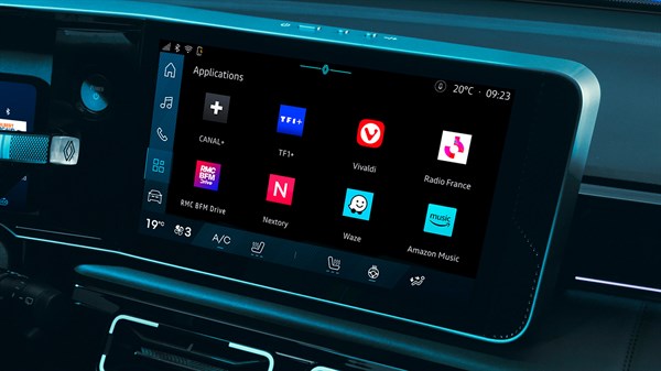 Centralni zaslon Renault vozila z aplikacijami kot so Netflix, Waze in Amazon Music.