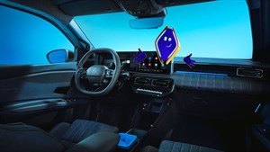 Notranjost Renault 4 E-Tech z asistentom reno na sovoznikovi strani armaturne plošče.