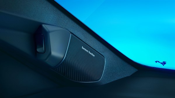 Zvočnik Harman/Kardon na stebričku notranjosti Renault 4 E-Tech Electric ob vetrobranskem steklu.