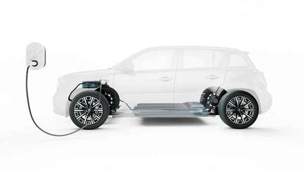Grafični prerez Renault 4 E-Tech Electric med polnjenjem: priključek na prednji levi strani, vidna baterija pod talno ploščo in prednji pogonski sklop.