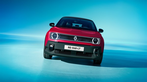 Rdeči Renault 4 E-Tech Electric v ¾ pogledu z leve strani na svetlem ozadju.