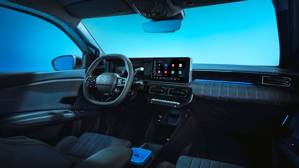 Notranjost Renault 4 E-Tech Electric s pogledom na volan, digitalni merilnik, osrednji multimedijski zaslon, armaturno ploščo in voznikov sedež.