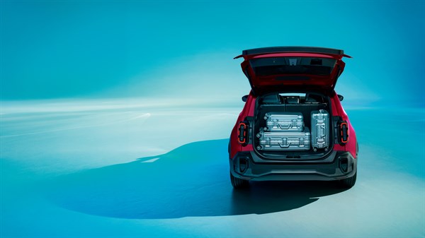 Zadnji pogled na Renault 4 E-Tech Electric z odprtim prtljažnikom, v katerem so vidni kovčki.