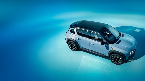 Renault 4 E-Tech Electric s črno streho in pokrovom motorja, poudarjen z rumenimi črtami in detajli.