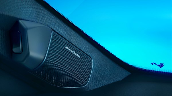 Povečava notranjega vogala vetrobranskega stekla vozila z vgrajenim zvočnikom Harman Kardon.