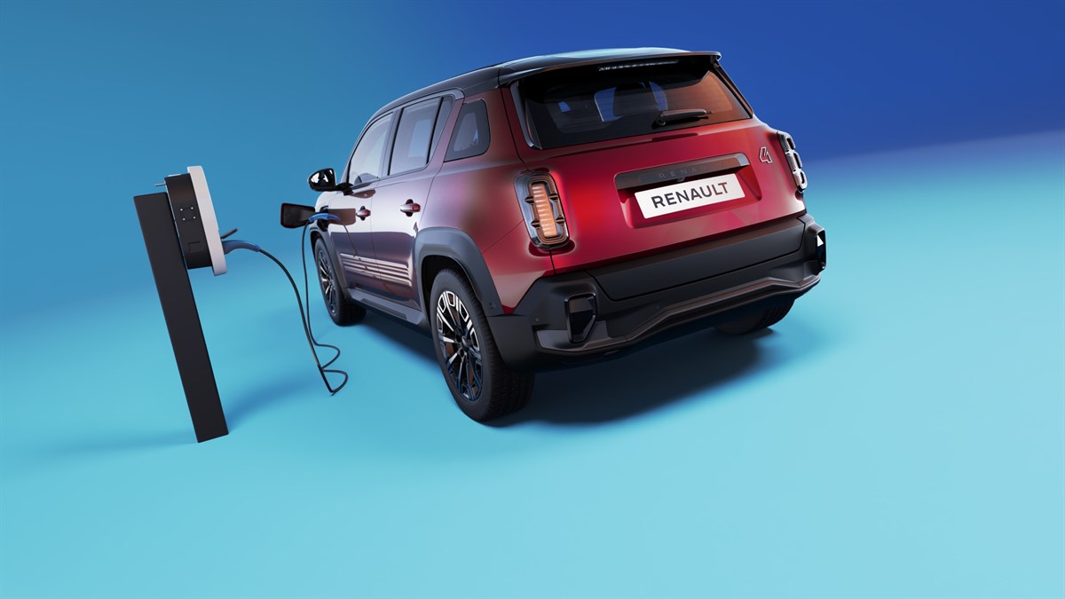 Zadnji pogled na Renault 4 E-Tech Electric med polnjenjem na električni polnilnici, na modro-rumenem ozadju.