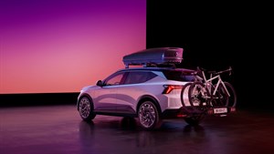 Renault Scenic E-Tech electric s strešnim kovčkom in nosilcem za kolo.