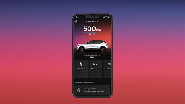 Pametni telefon s prikazom aplikacije My Renault in podatki o dosegu vozila Renault Scenic E-Tech electric.