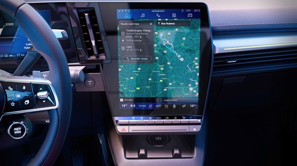 Osrednji zaslon v vozilu Renault Scenic E-Tech electric s prikazom zemljevida in načrtovane poti.