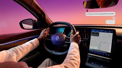Voznik z rokama na volanu vozila Renault Scenic E-Tech electric, ob strani osrednji zaslon openR.