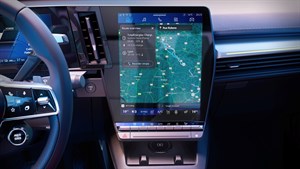 Notranjost vozila Renault s pokončnim osrednjim zaslonom, na katerem je prikazana navigacija z načrtom poti