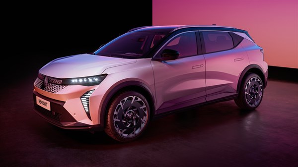 Renault Scenic sprednji bočni pogled na rožnatem ozadju