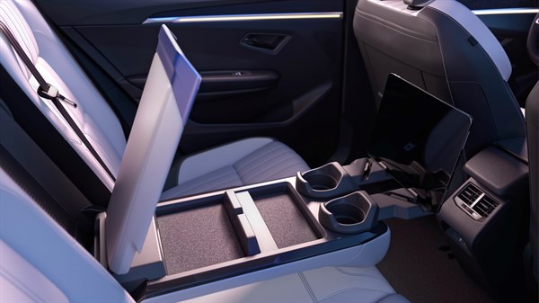 Zadnji sredinski naslon za roke ingenius® s prostorom za kozarce v vozilu Renault Scenic E-Tech electric.