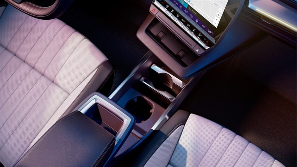 Sprednja sredinska konzola z odlagalnimi prostori v vozilu Renault Scenic E-Tech electric.