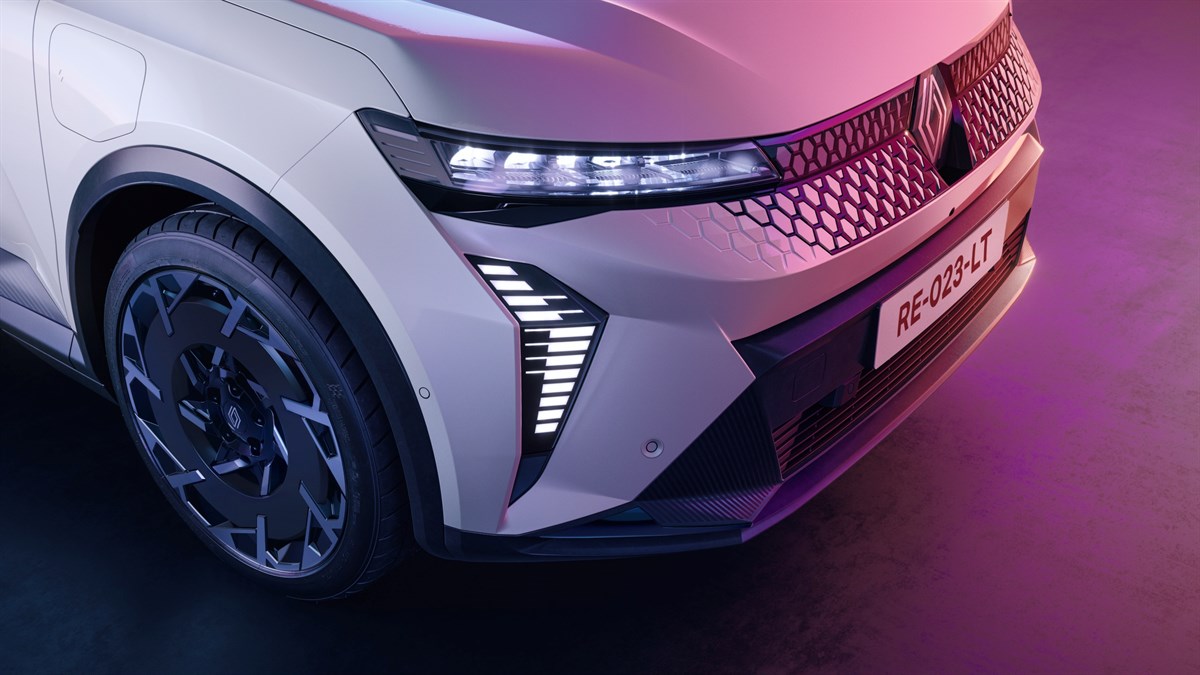 Sprednji del belega Renault Scenic E-Tech electric z LED-žarometi in platiščem od blizu.