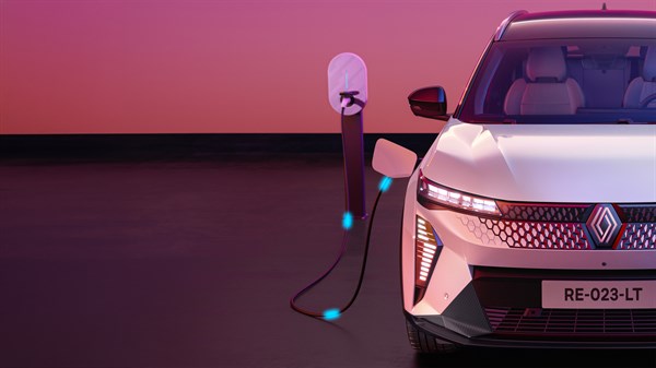 Renault Scenic E-Tech electric med polnjenjem na polnilni postaji, pogled od spredaj.