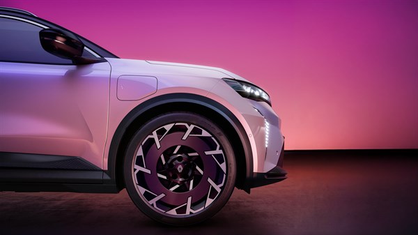 Renault Scenic E-Tech electric, pogled od spredaj (3/4) v studijski osvetlitvi.