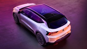 Pogled od zgoraj na panoramsko stekleno streho solarbay vozila Renault Scenic E-Tech electric.