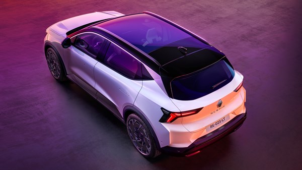 Pogled od zgoraj na panoramsko stekleno streho solarbay vozila Renault Scenic E-Tech electric.