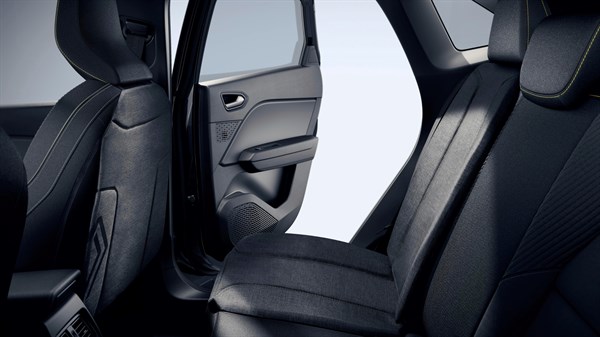 Prostorna zadnja sedežna klop vozila Renault Symbioz z elegantno tkanino, kontrastnimi šivi in zadnjimi vrati široko odprtimi za enostaven dostop.