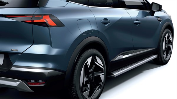 Zadnji bočni del modrega vozila Renault s prikazom stopnic za vstop, športnih platišč in sodobnih zadnjih luči.