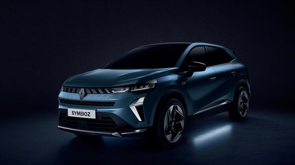 Renault Symbioz v modri barvi, osvetljen v temi z ambientalno osvetlitvijo pod vozilom, prikazan s sprednje bočne strani.