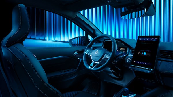 Pogled iz zadnjih sedežev vozila Renault Symbioz proti armaturni plošči, z odprtim panoramskim steklenim strešnim oknom in osrednjim digitalnim zaslonom na dotik.