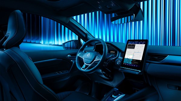 Pogled na notranjost Renault Symbioz s poudarkom na volanu, armaturni plošči in pokončnem sredinskem zaslonu z navigacijo.