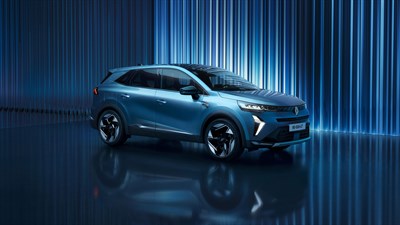 Renault Symbioz na modrem studijskem ozadju z navpičnimi svetlobnimi linijami.