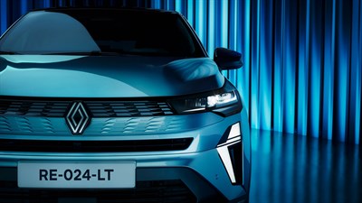 Sprednji del vozila Renault Symbioz z logotipom na modri podlagi.
